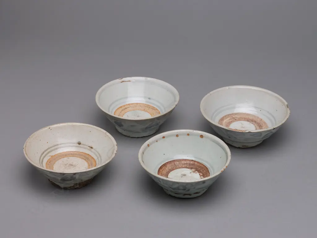 Four Vietnamese Lê period stoneware bowls, Image 1++